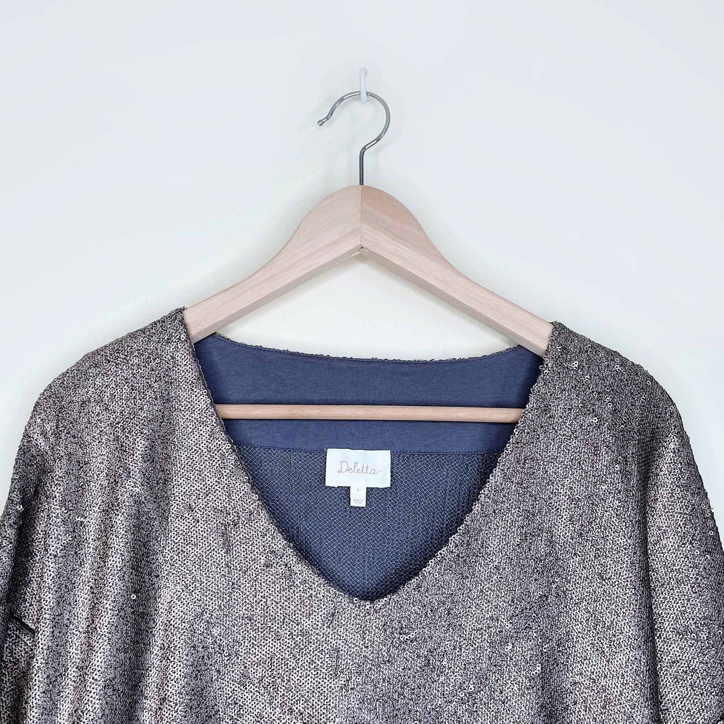 deletta gold sequin boxy v-neck sweatshirt tee - size small