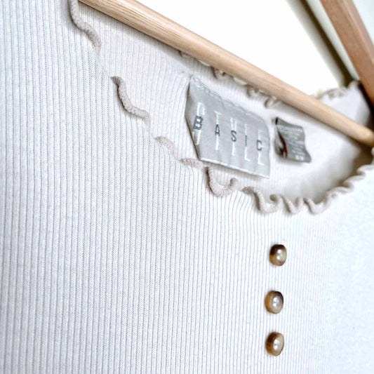 vintage basic style curly hem cropped ribbed tee - size medium