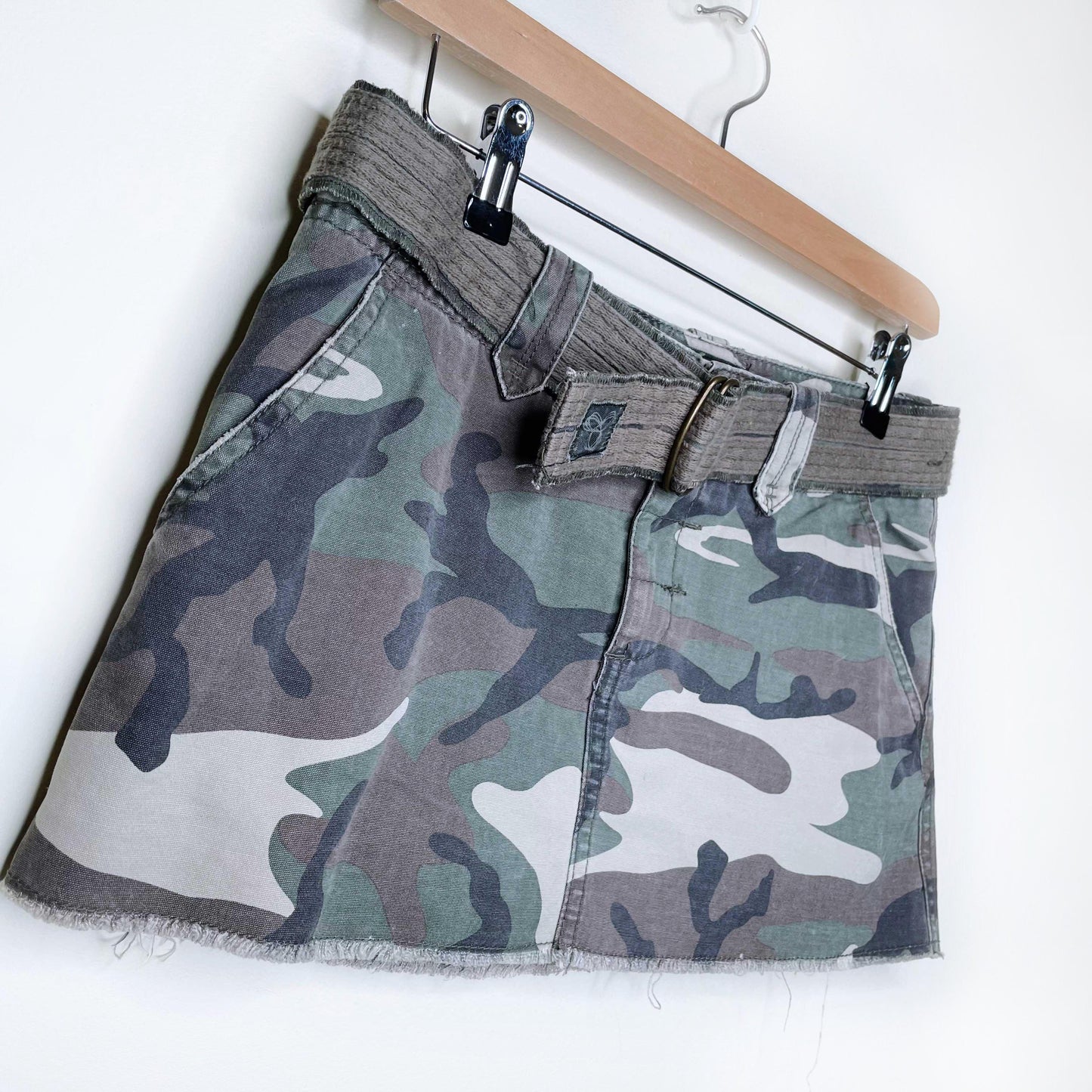 tna aritzia belted camo mini skirt - size 4