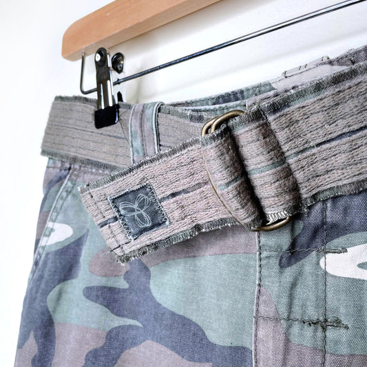 tna aritzia belted camo mini skirt - size 4