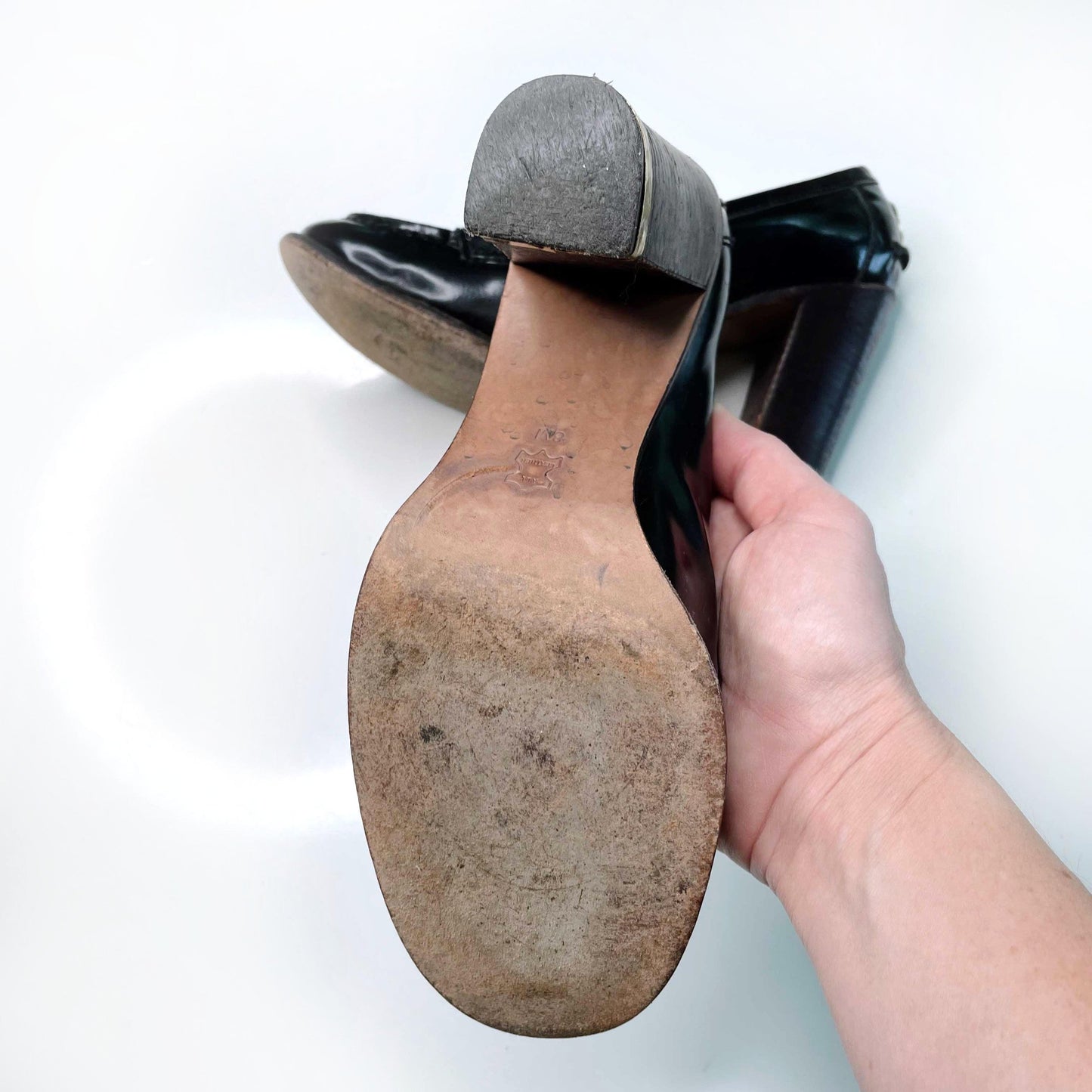 tory burch patent leather heeled loafer - size 8