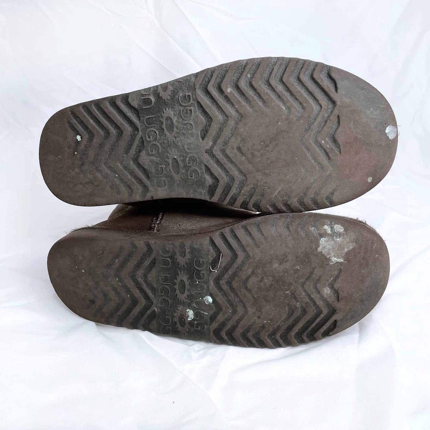 ugg dark brown classic short sheepskin boot - size 8