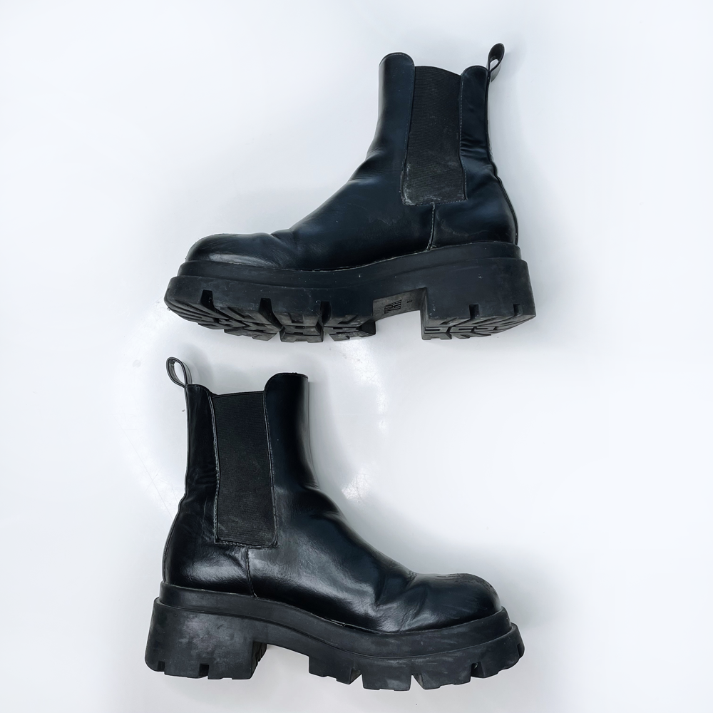 zara black leather chelsea boot chunky lug sole - size 38