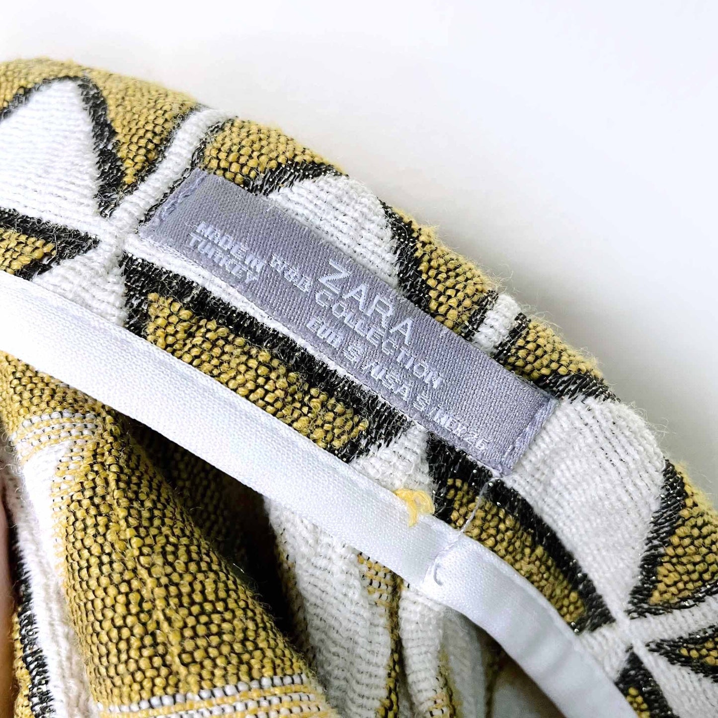 zara metallic triangle pattern quilted mini skirt - size small