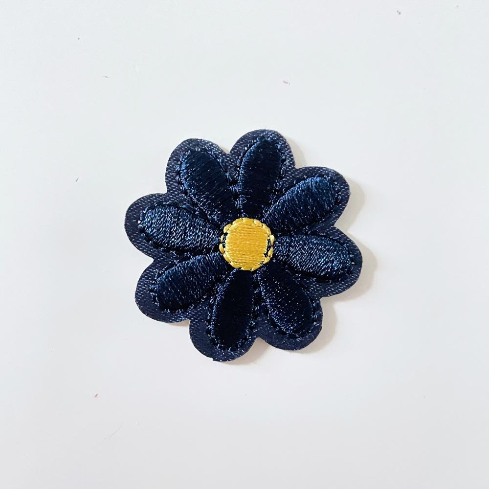 embroidered daisy iron - on patch - good market thrift store