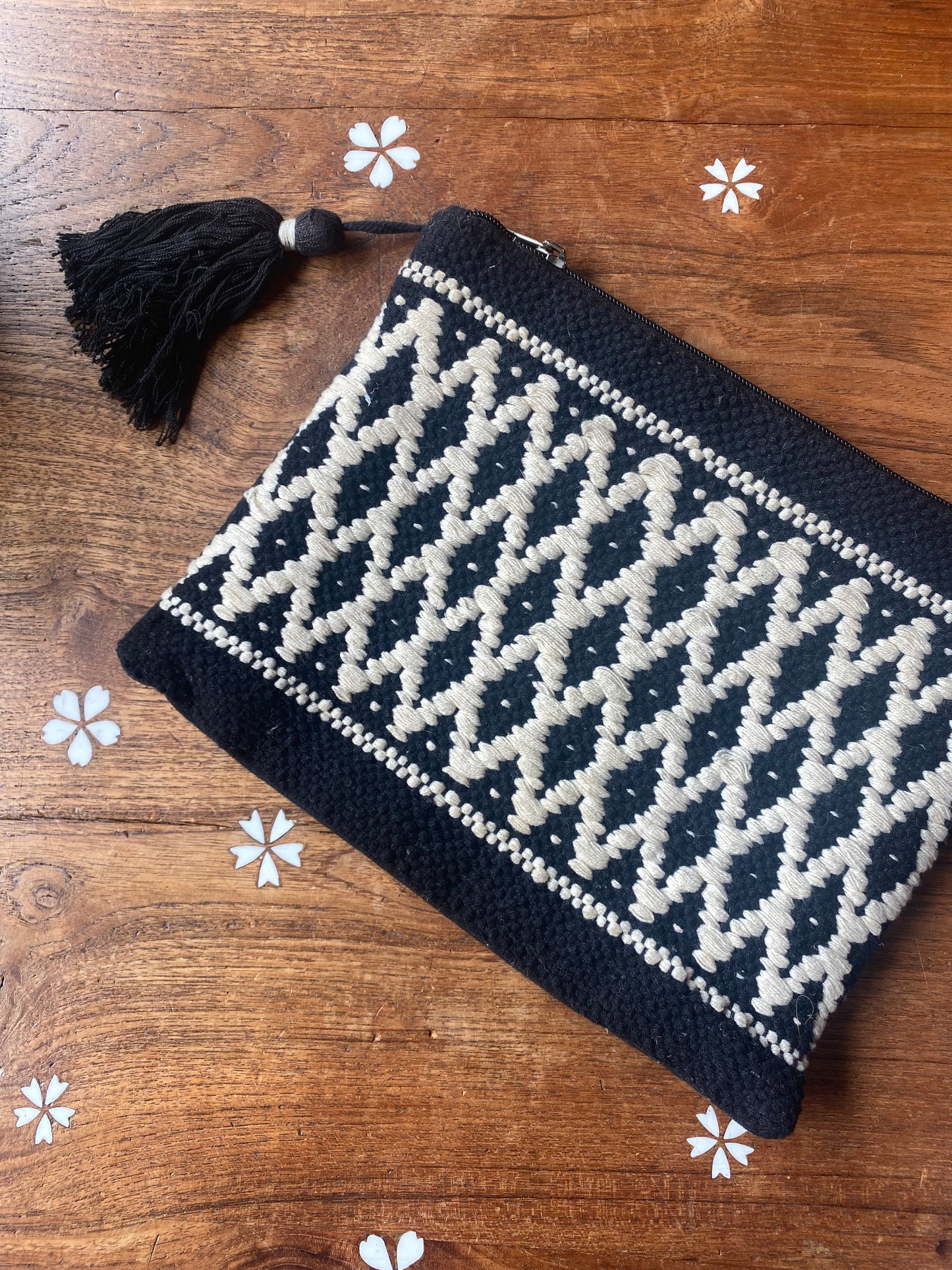 lululs woven tassel clutch