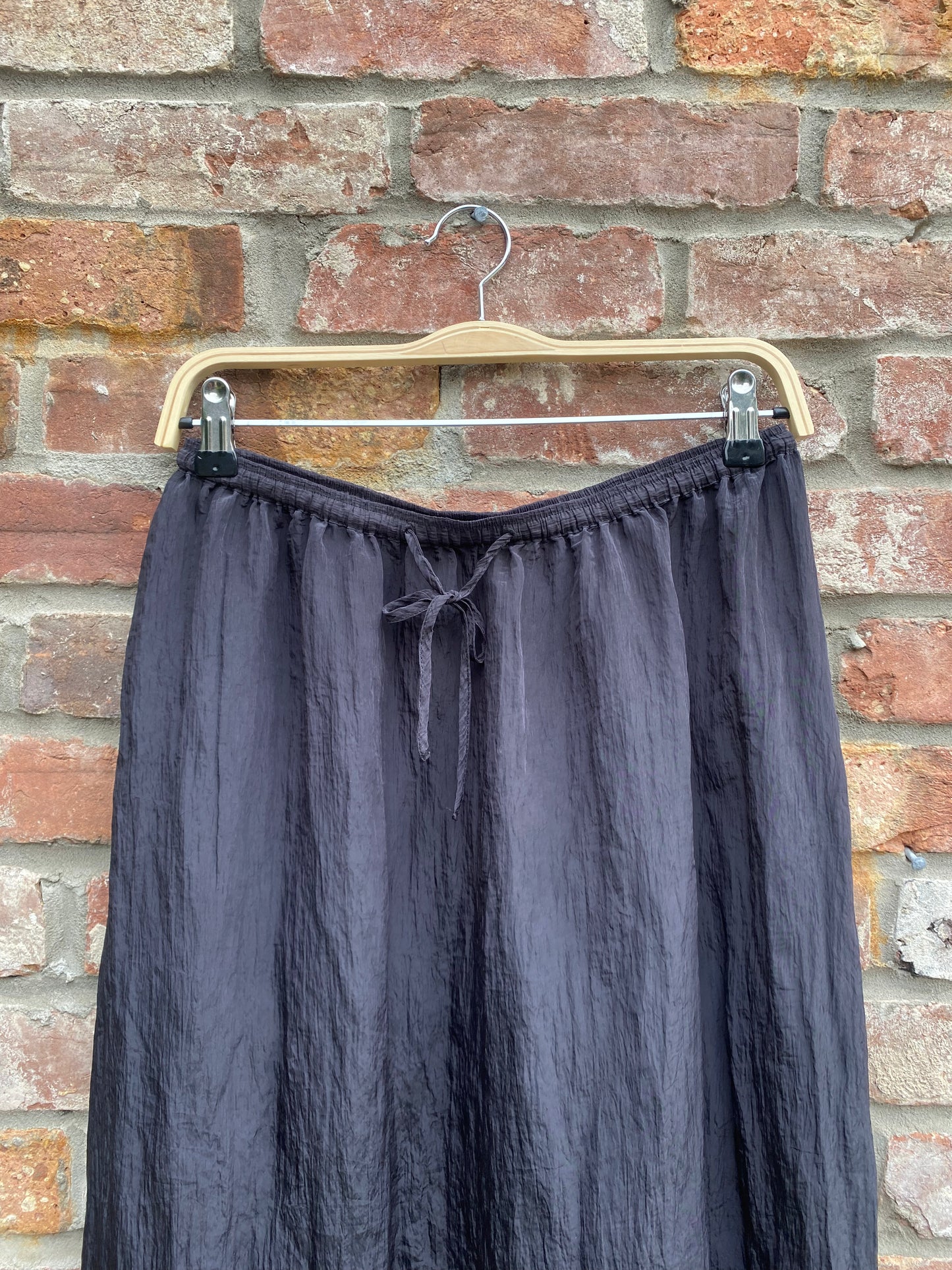 h&m black crinkled midi skirt