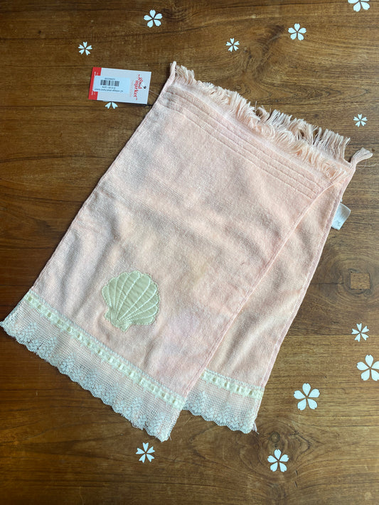 x2 vintage shell hand towels