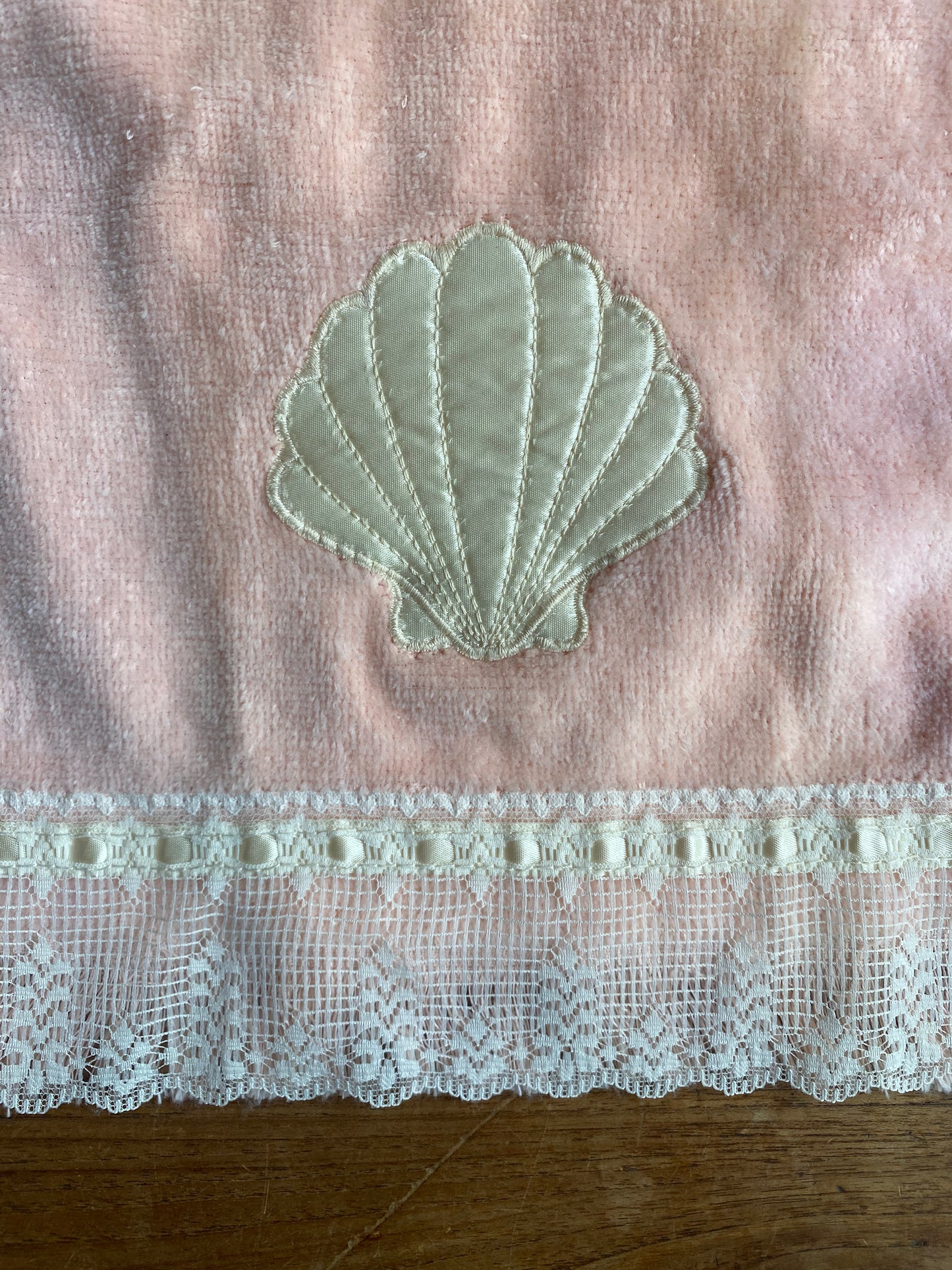 x2 vintage shell hand towels