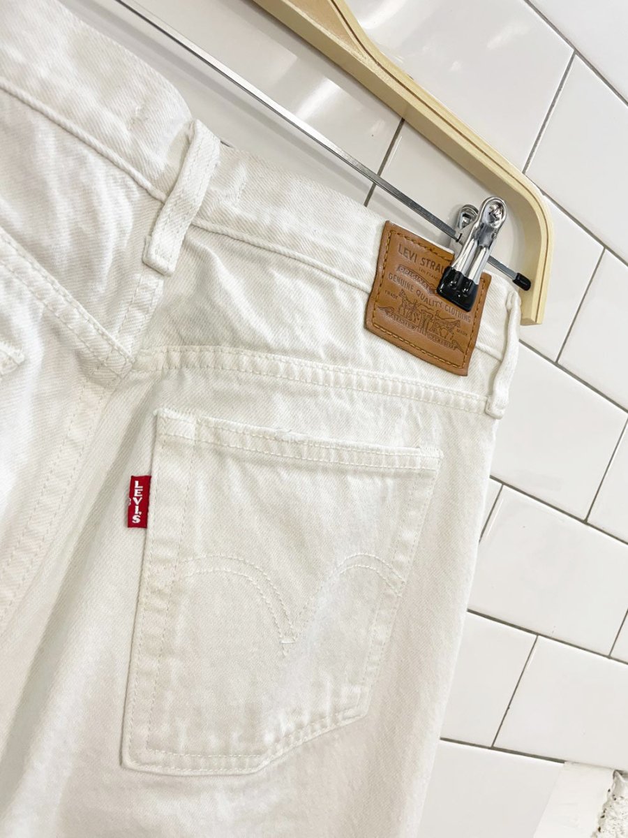 levi's wedgie straight leg distressed jeans - good market thrift store