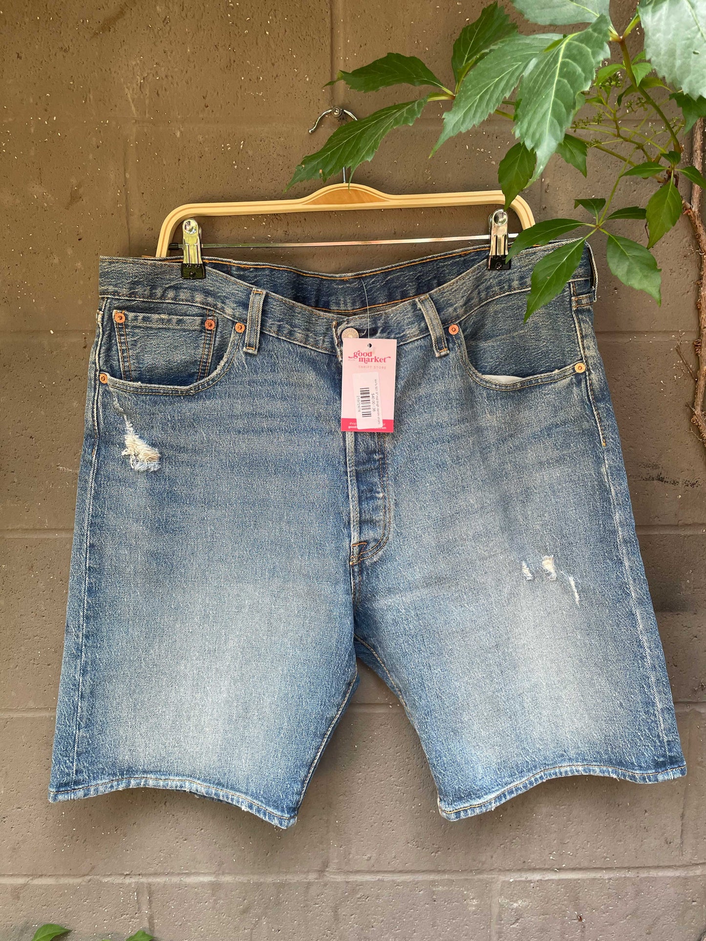 levi's 501 9" mid thigh denim shorts