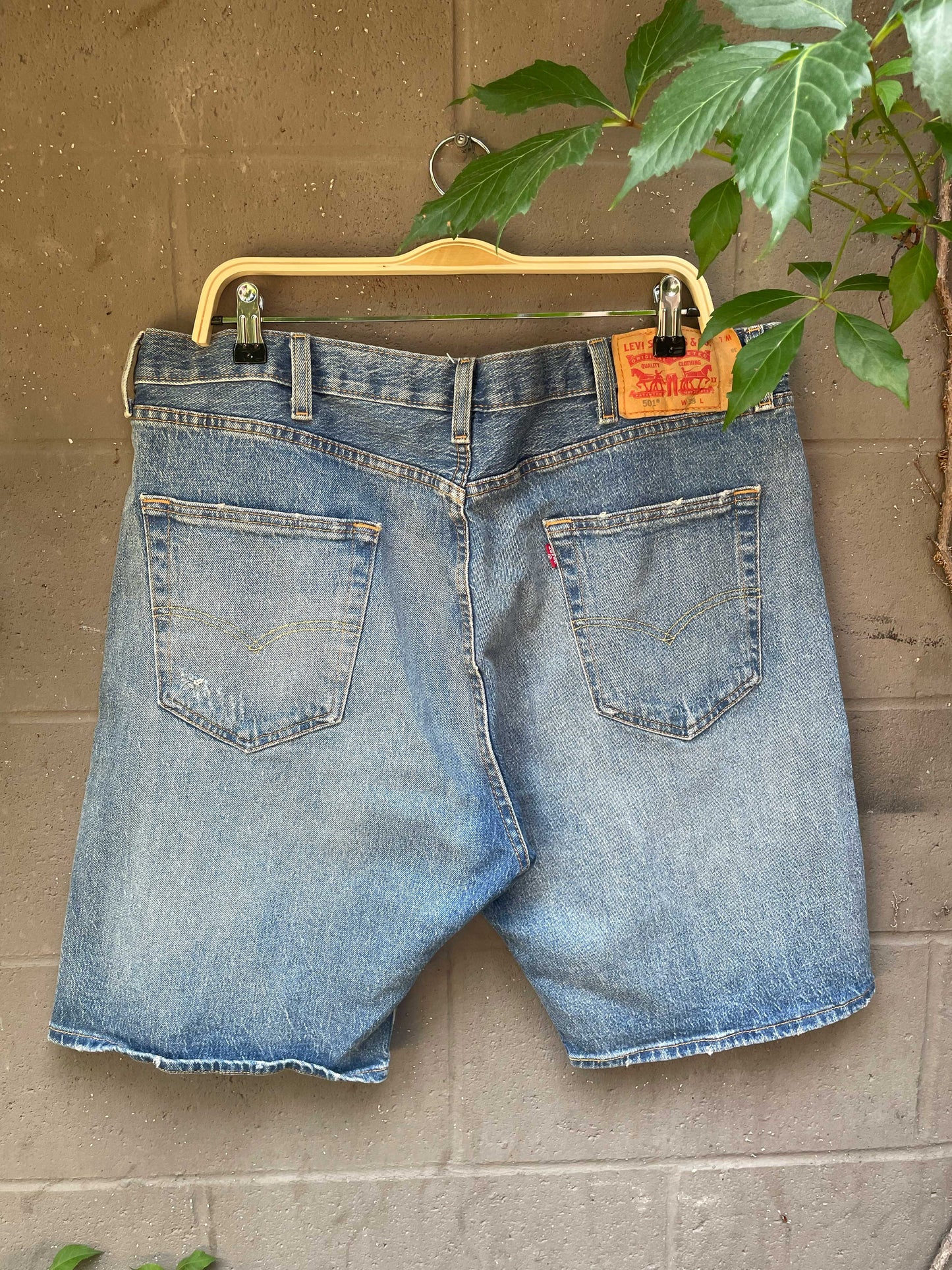 levi's 501 9" mid thigh denim shorts
