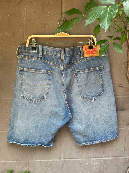 levi's 501 9" mid thigh denim shorts