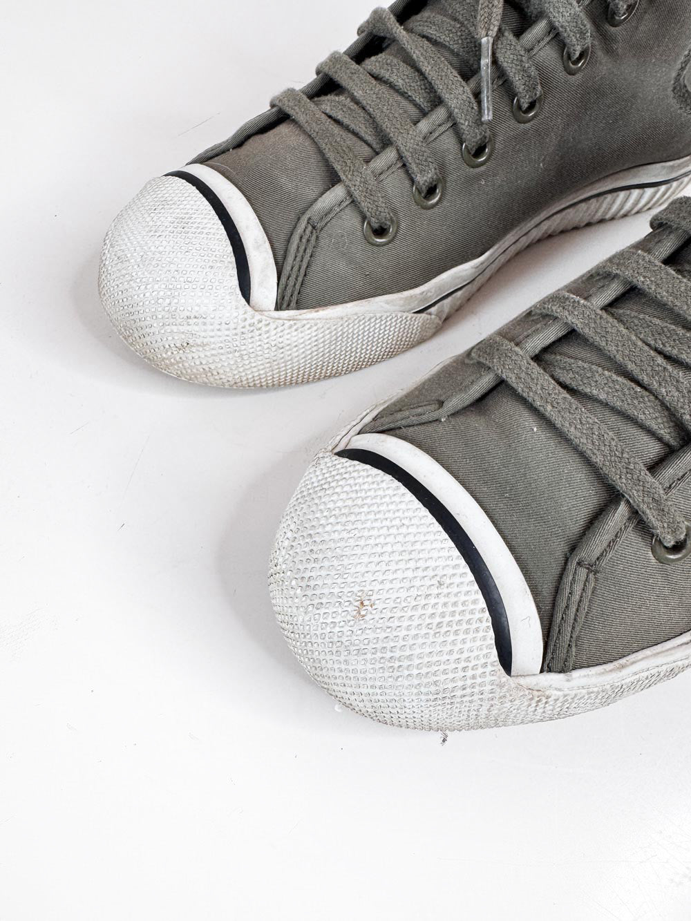 burberry embroidered crest canvas high top sneakers