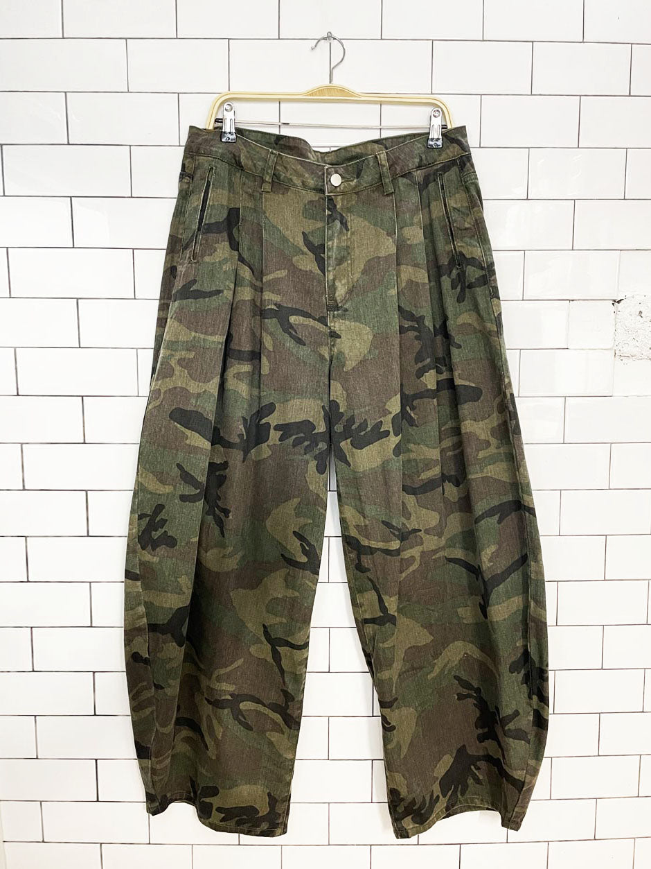 camo barrel leg pleated baggy mid-rise jeans
