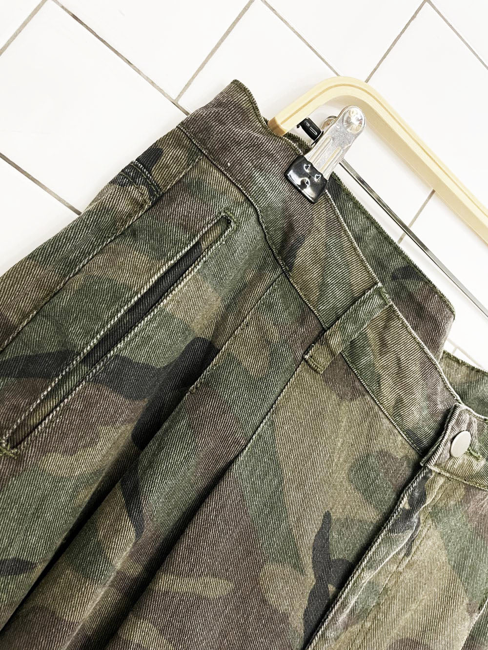 camo barrel leg pleated baggy mid-rise jeans