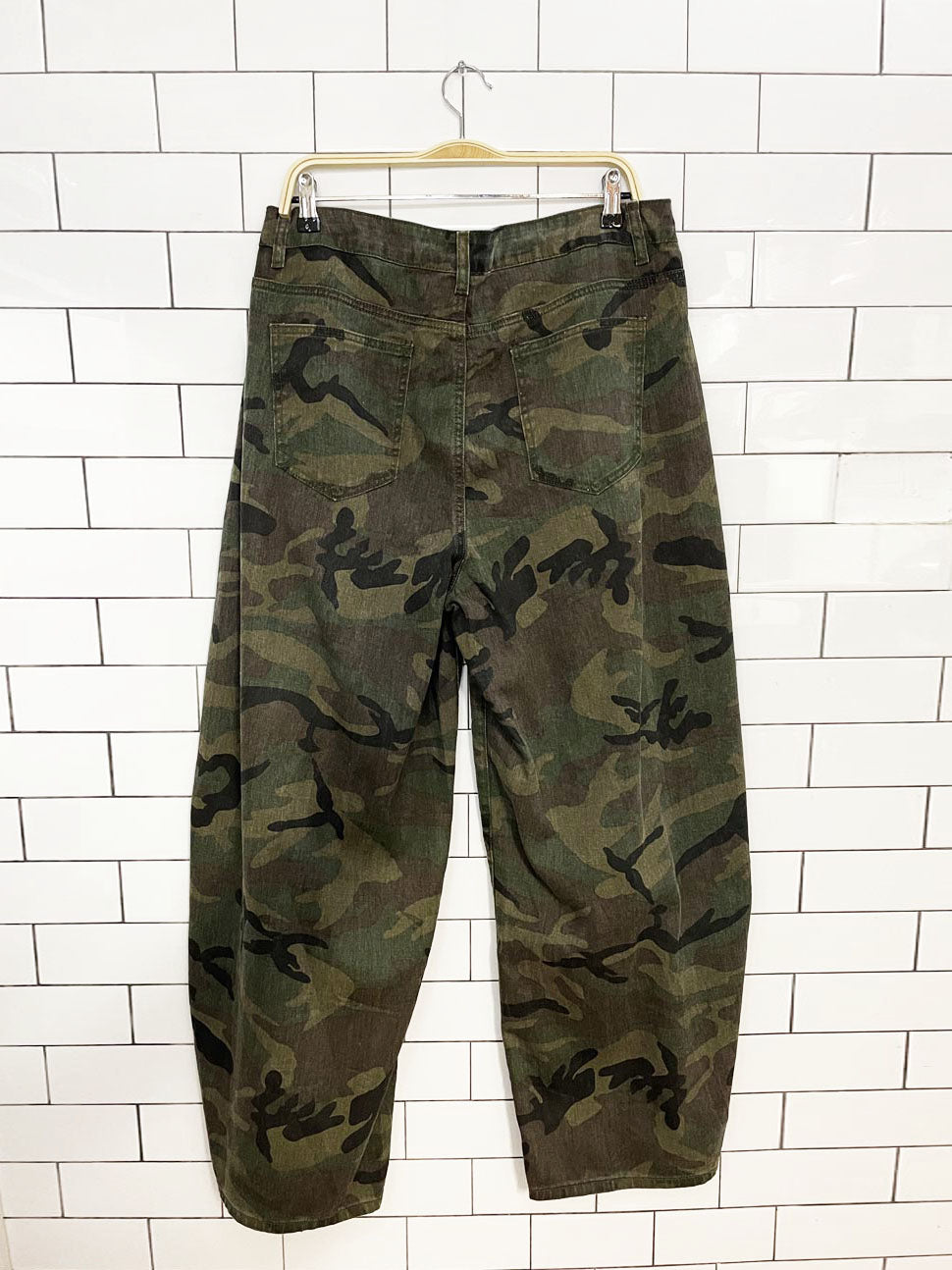 camo barrel leg pleated baggy mid-rise jeans