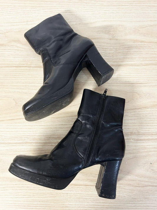 vintage 00s square toe leather heeled boot - good market thrift store