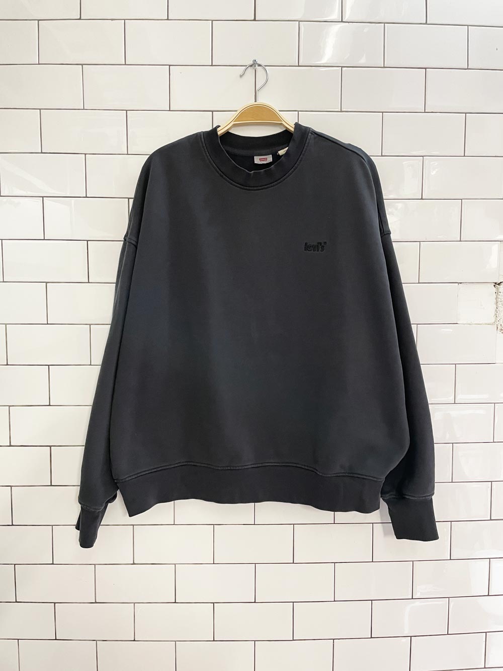 levi's minimal logo crewneck sweatshirt - good market thrift store