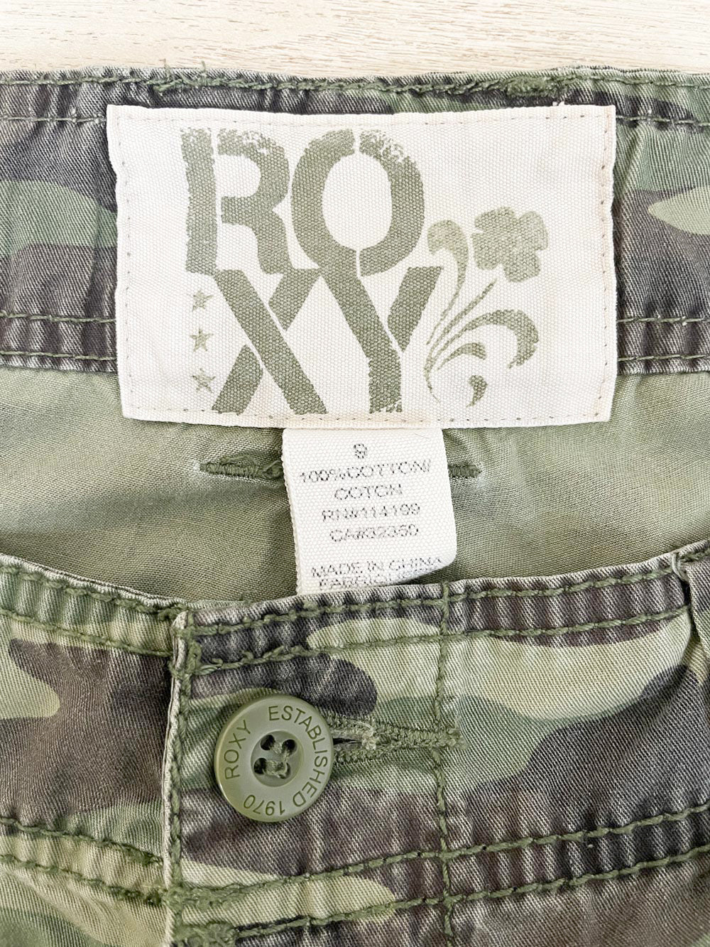 y2k roxy low rise roll-up camo straight leg utility pants