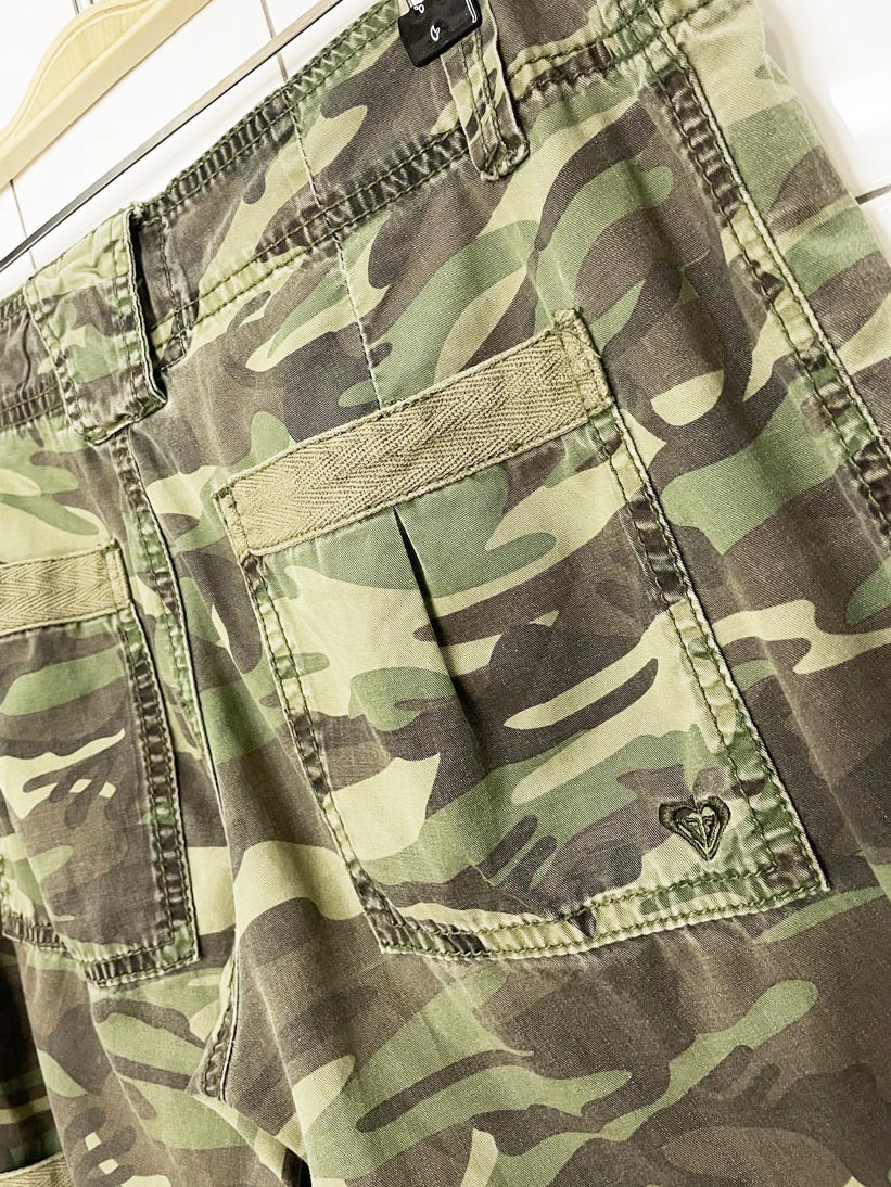 y2k roxy low rise roll-up camo straight leg utility pants