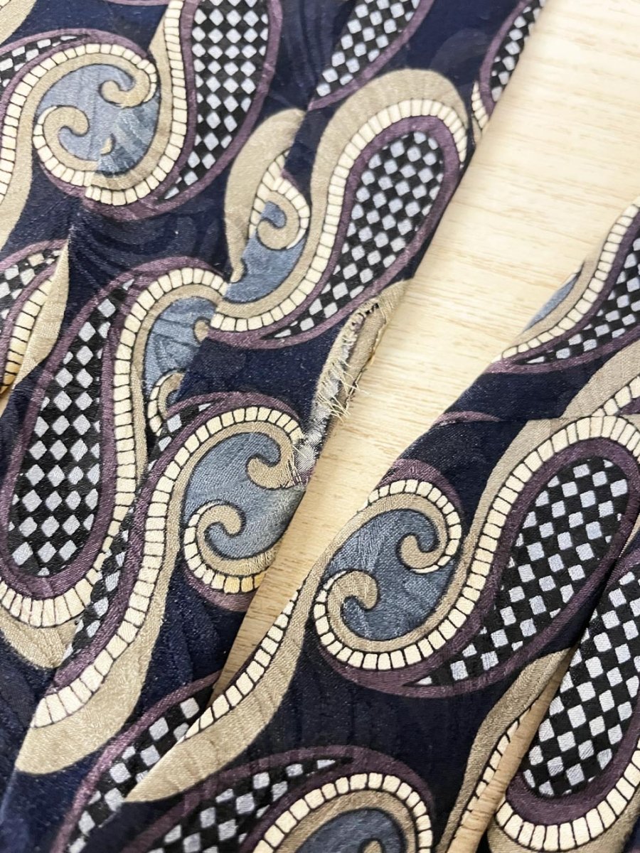 vintage ziggurat 100% mulberry silk paisley tie - good market thrift store