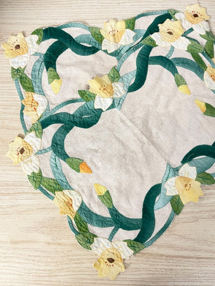 x2 daffodil quilt applique linen placemats - good market thrift store