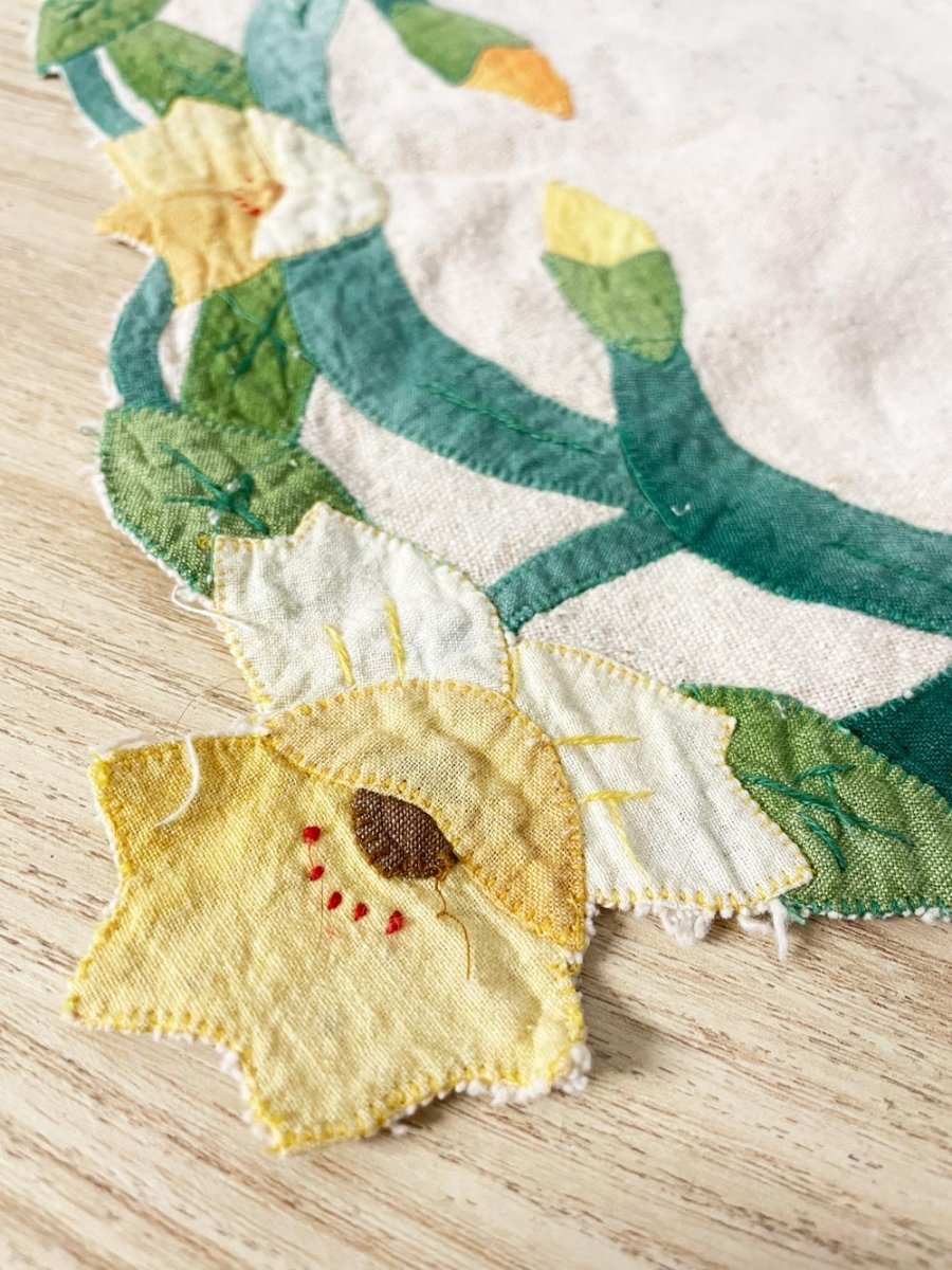 x2 daffodil quilt applique linen placemats - good market thrift store