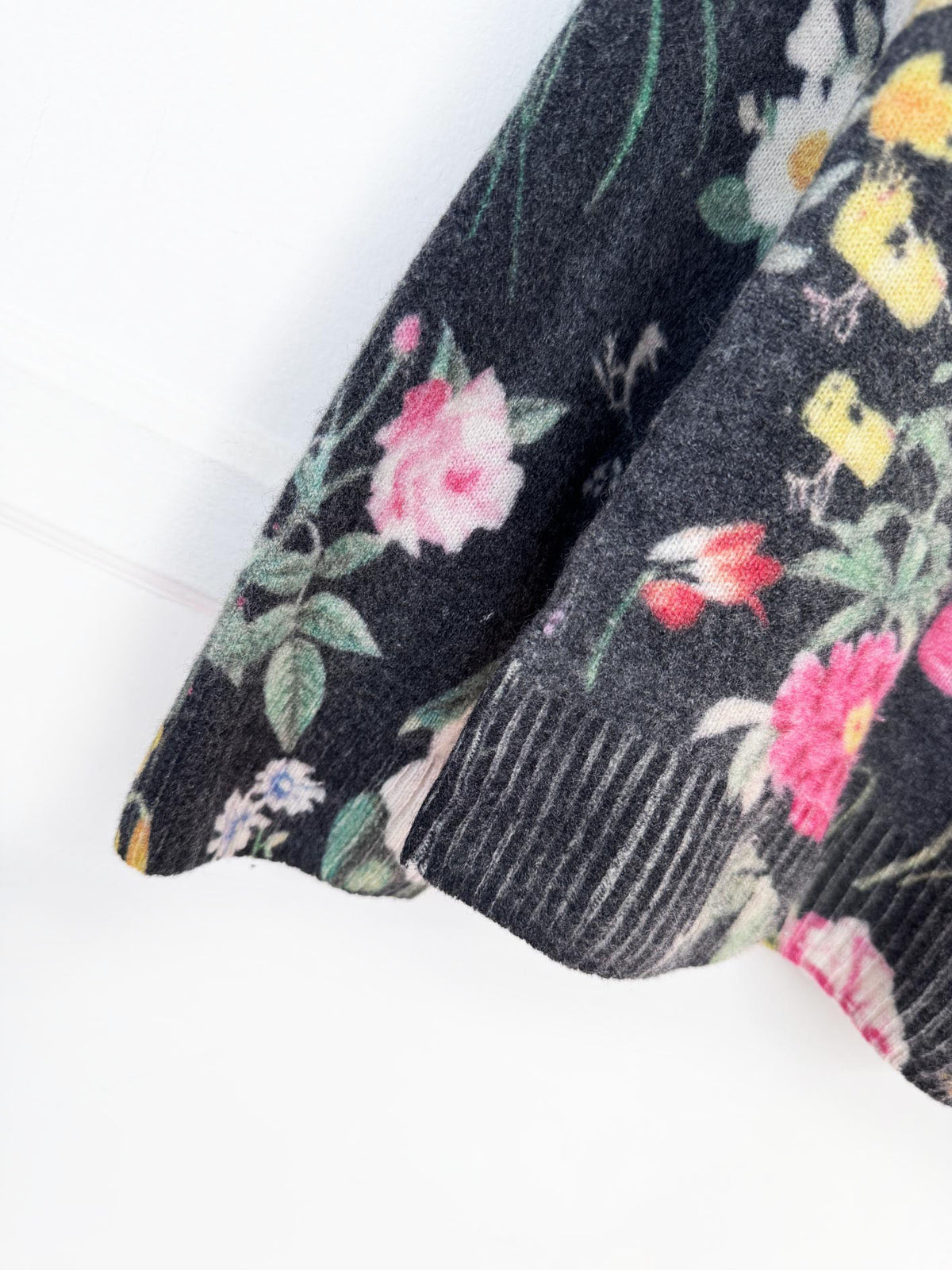 saks fifth avenue 100% cashmere knit floral sweater