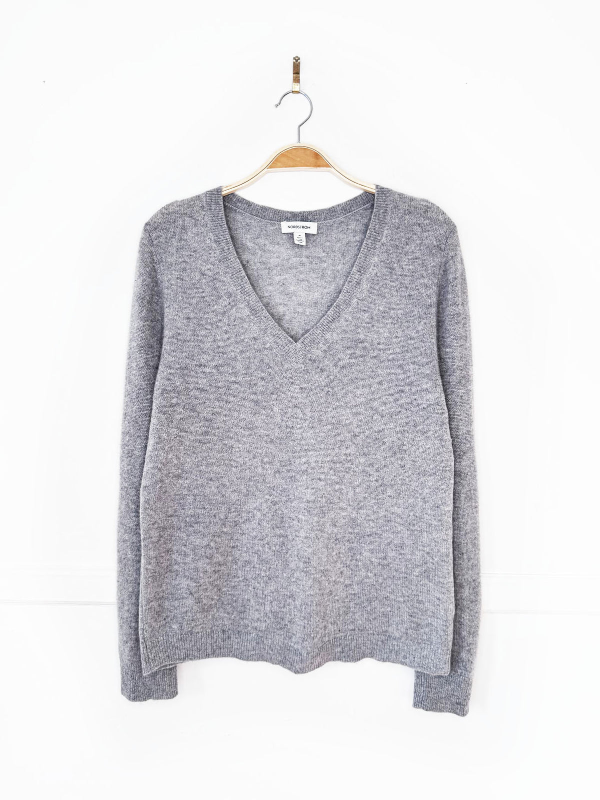 nordstrom 100% cashmere knit v-neck sweater