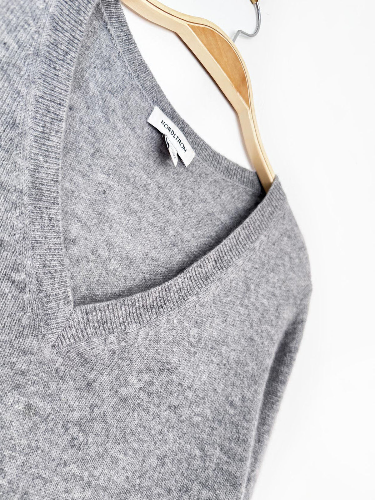 nordstrom 100% cashmere knit v-neck sweater