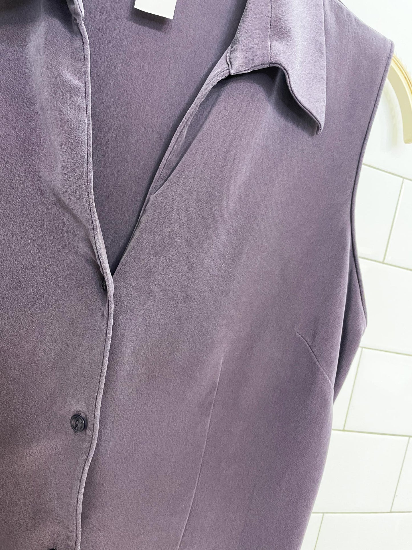 vintage 00s jones new york 100% silk full button sleeveless shirt