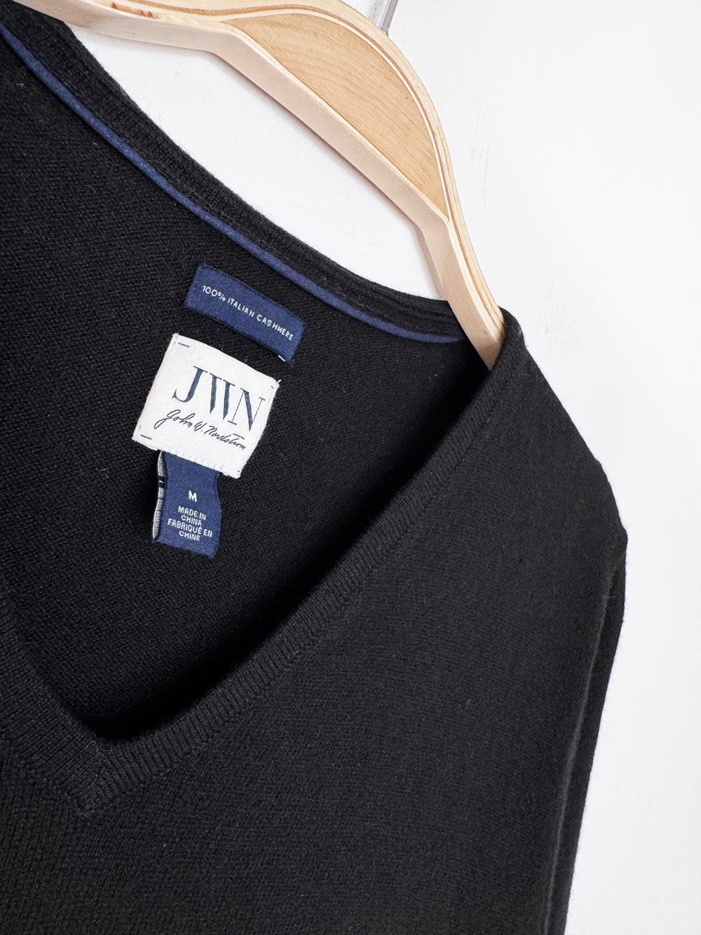 john w. nordstrom 100% italian cashmere knit v-neck sweater