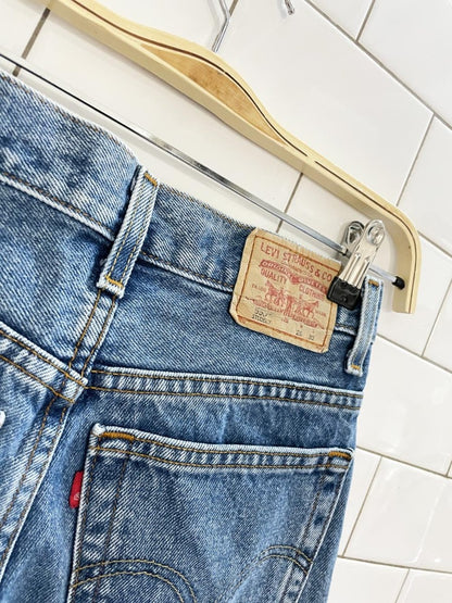 vintage 00s levi's 550 relaxed loose fit jeans - good market thrift store