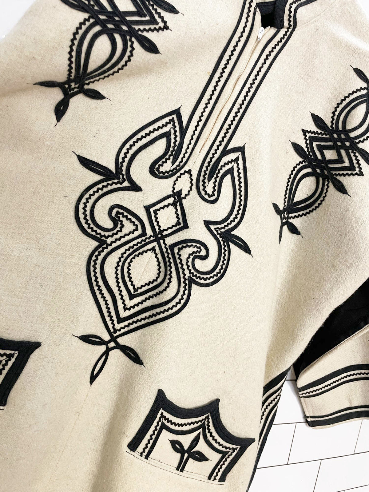 vintage 70s wool guatemalan embroidered 1/2 zip cape jacket