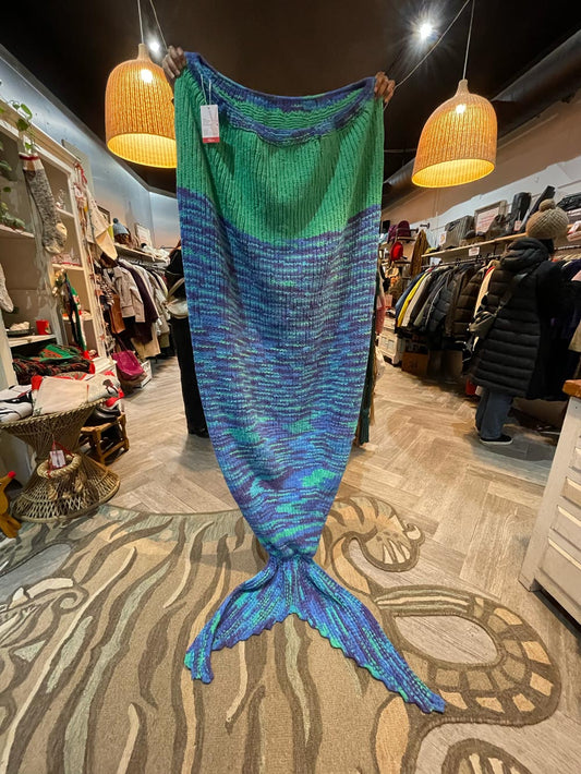 xl hand-knit mermaid fish tail blanket