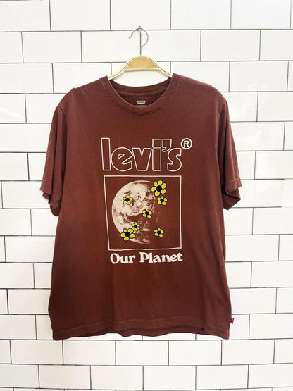 levi's our planet relaxed graphic tee - good market thrift store