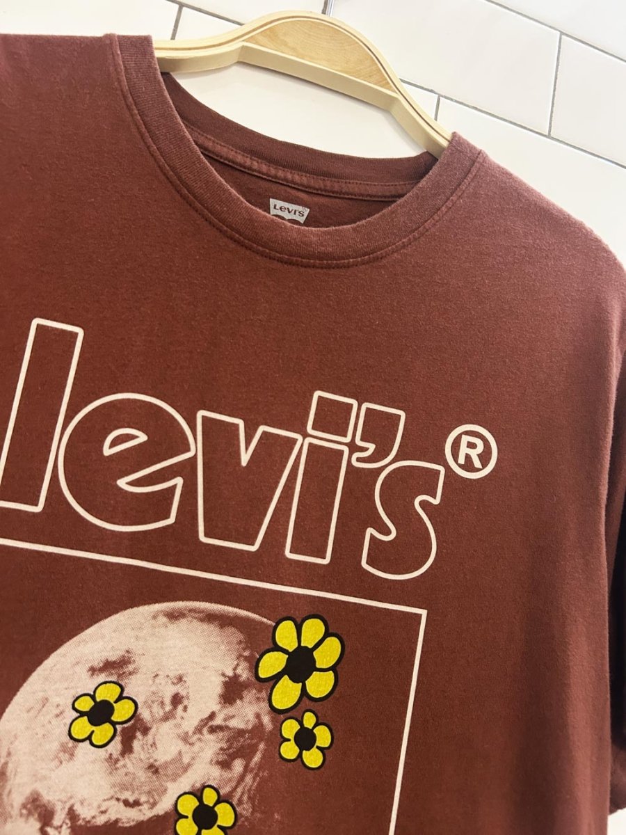 levi's our planet relaxed graphic tee - good market thrift store