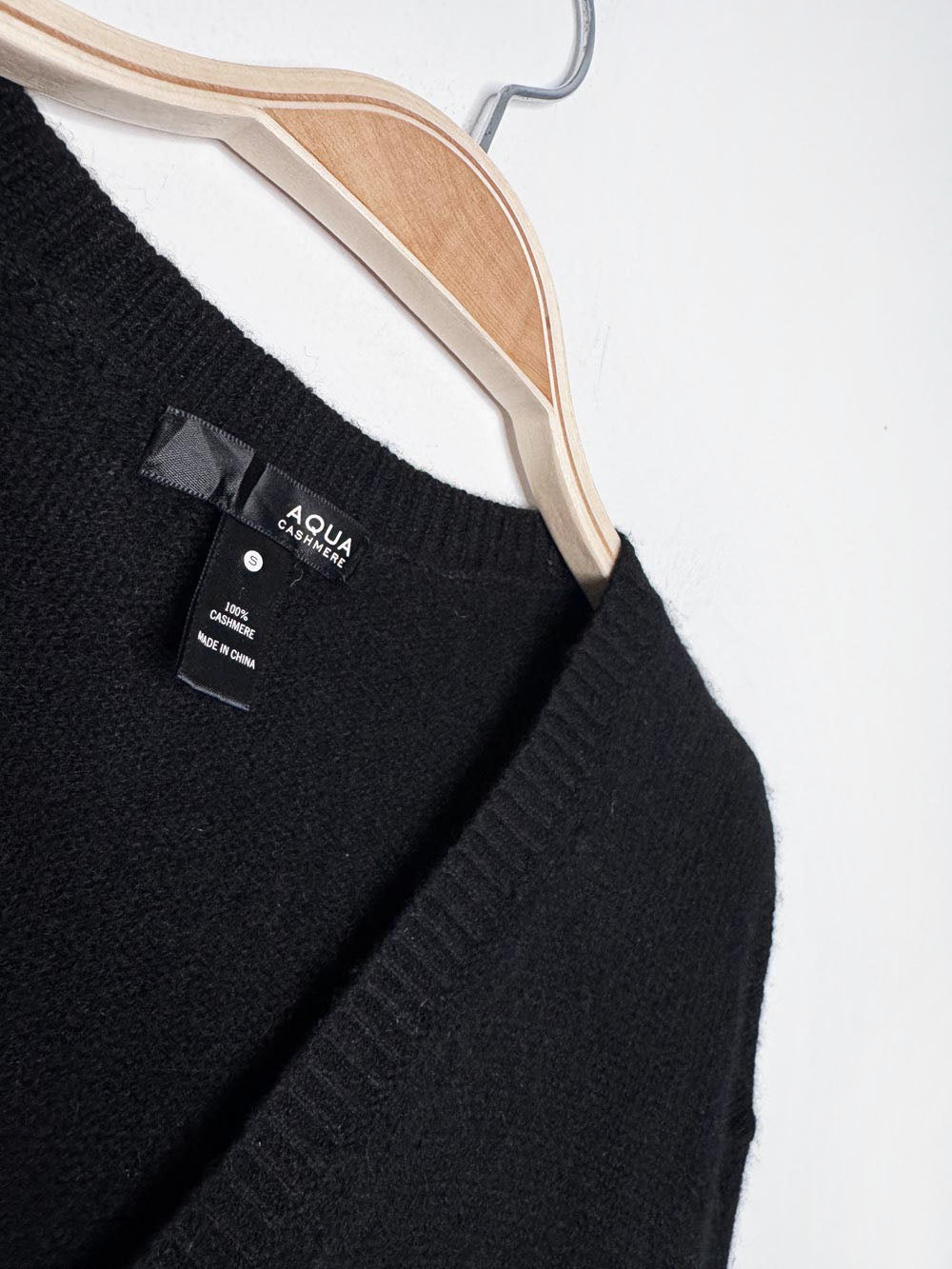 aqua cashmere 100% cashmere knit v-neck sweater