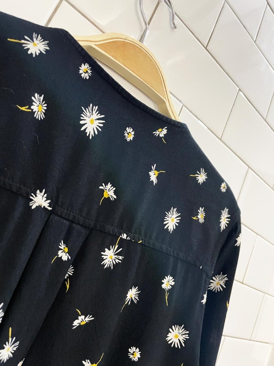 gap daisy wrap around tie waist blouse - good market thrift store