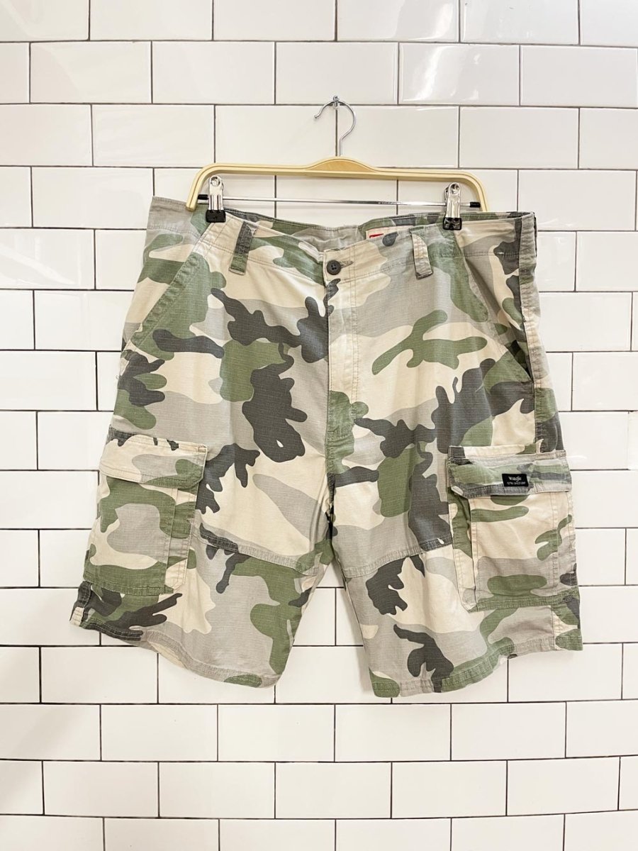 wrangler relaxed fit camo long cargo shorts - good market thrift store
