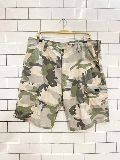 wrangler relaxed fit camo long cargo shorts - good market thrift store