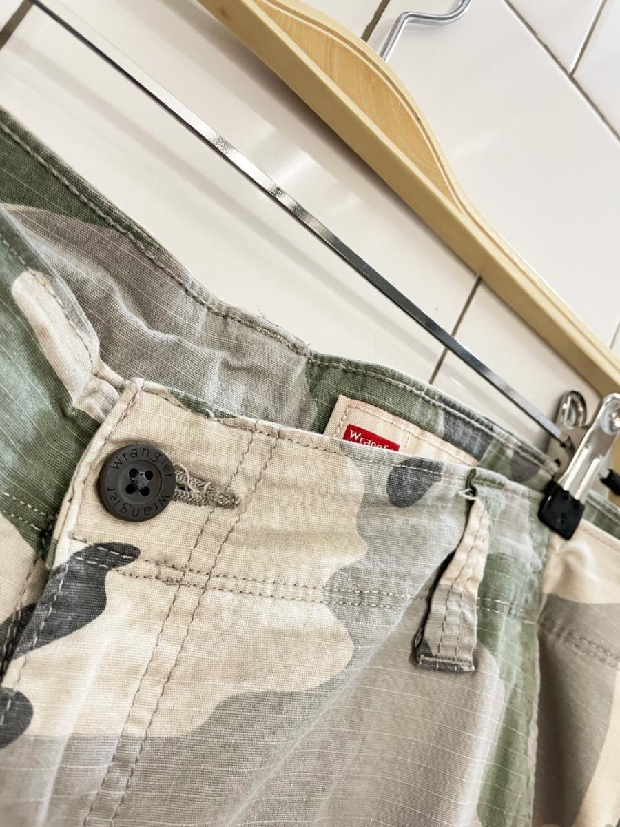 wrangler relaxed fit camo long cargo shorts - good market thrift store
