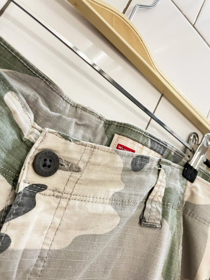 wrangler relaxed fit camo long cargo shorts - good market thrift store