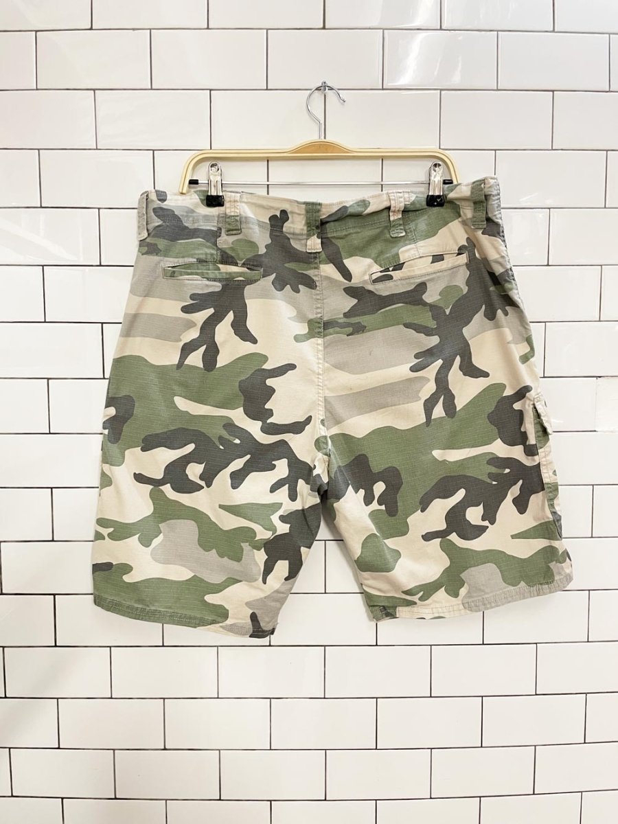 wrangler relaxed fit camo long cargo shorts - good market thrift store