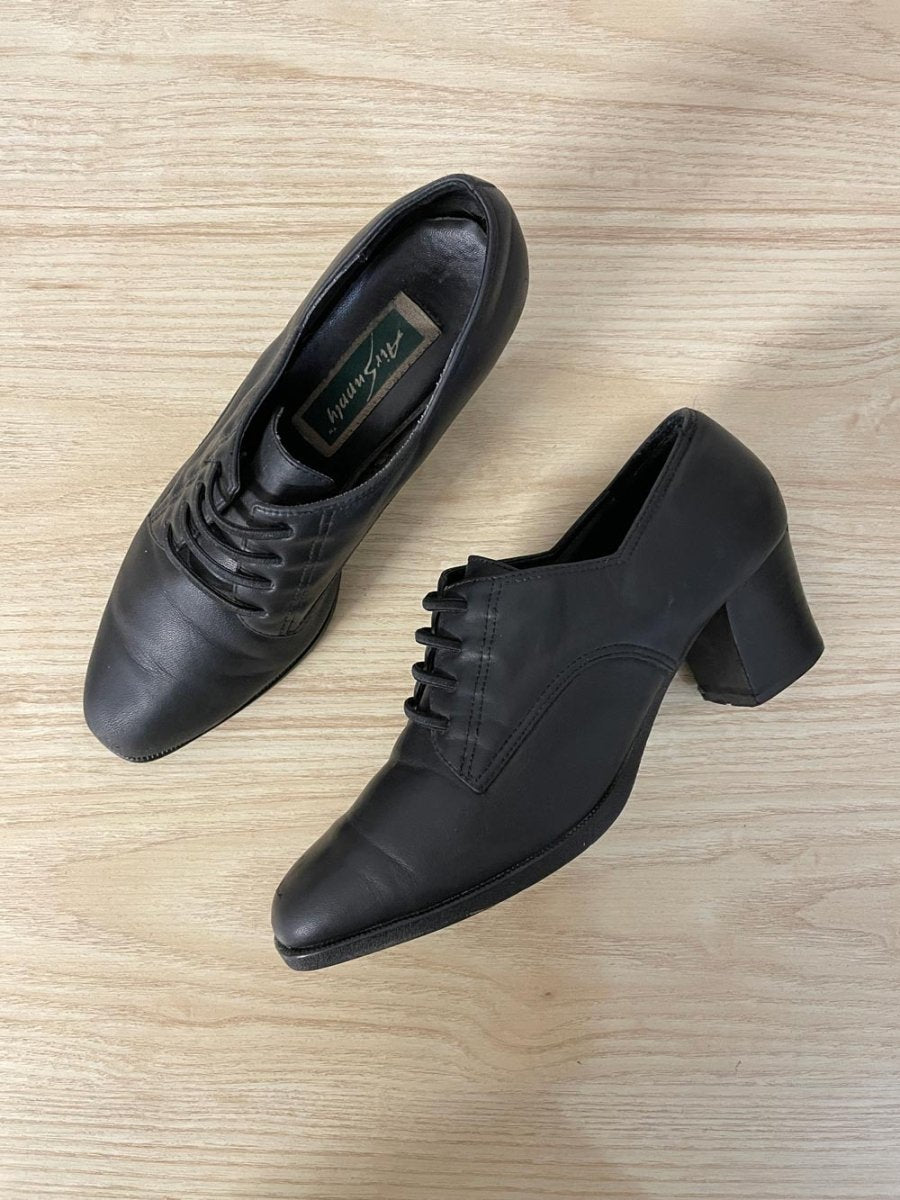 vintage 90s air supply heeled leather loafer - good market thrift store