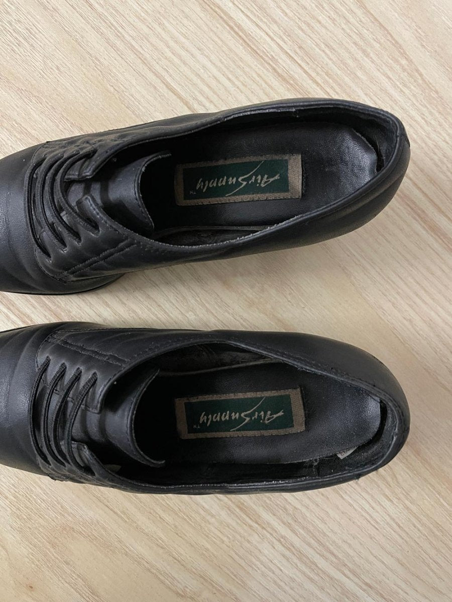 vintage 90s air supply heeled leather loafer - good market thrift store