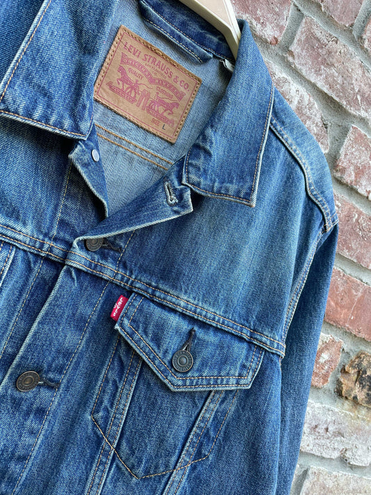 levi's 90s style denim trucker jacket
