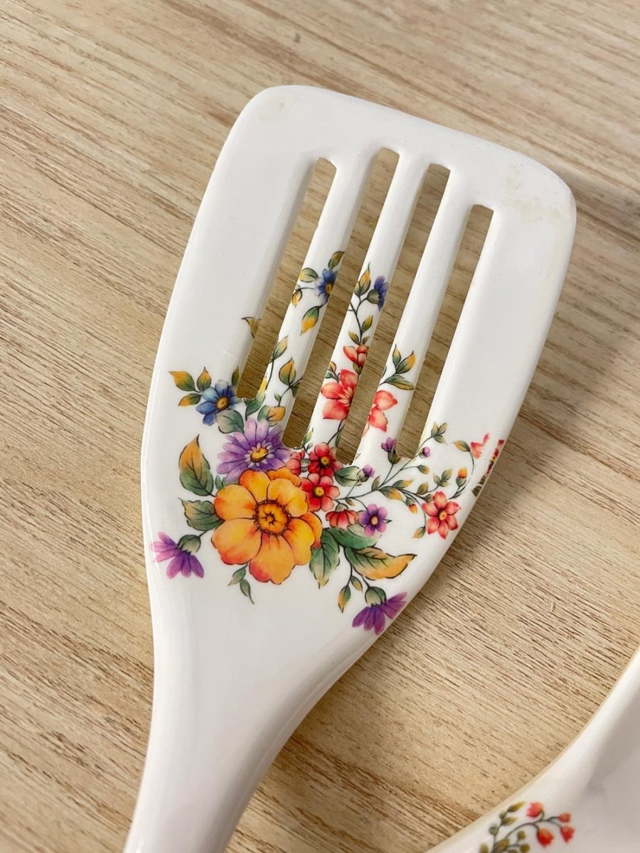 x2 vintage floral serving utensils - good market thrift store