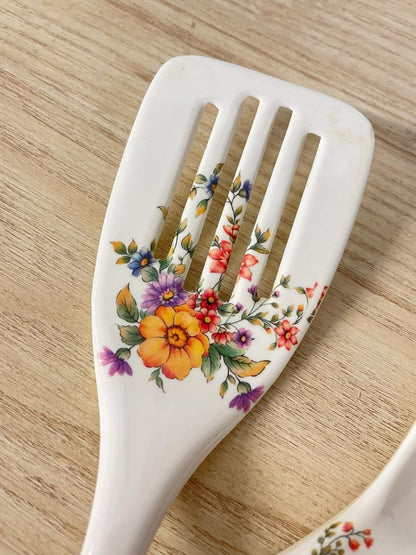 x2 vintage floral serving utensils - good market thrift store
